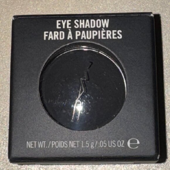 MAC Carbon Eyeshadow - Picture 2 of 3